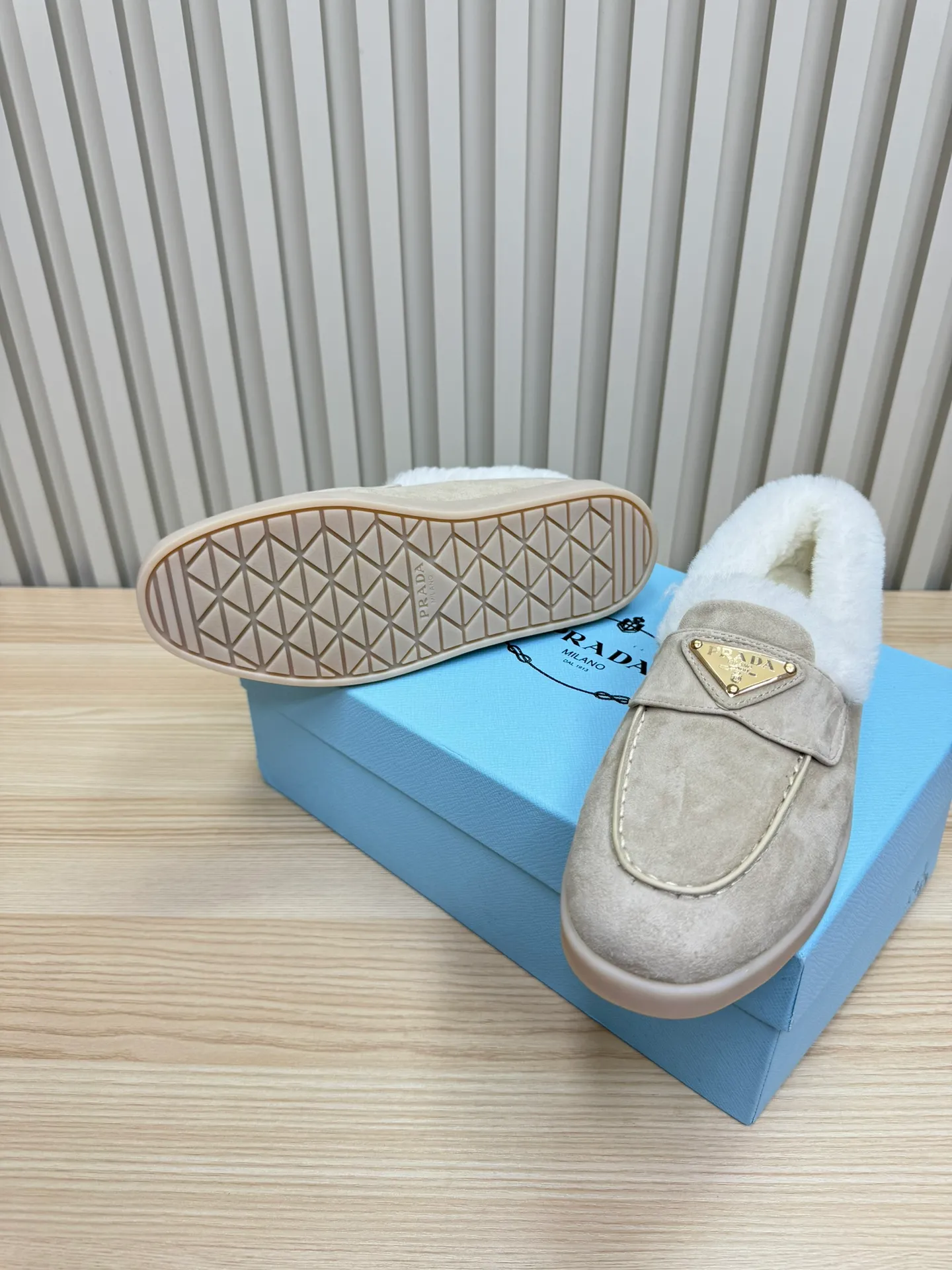 p580 Prada couple loafers｜Winter warmth and good looks at the same time online❄️👫 This is the C position of the shoe cabinet this autumn and winter! Prada's new couple's loafers are high-end yet still stylish~ ✨Imported frosted cowhide fabric, exquisite texture and high-end at first glance 🐑Australian imported sheepskin fur integrated lining, maximum warmth retention! It is also super warm to wear in winter in the north. 🔺The classic triangle logo embellishes the upper, which is simple and elegant, with perfect recognition. 💯Original TPU absorbent film outsole, non-slip, wear-resistant and durable. A must-have item for couples to go out on the street! The upper foot instantly enhances the overall outfit level, whether it is paired with a coat or a down jacket, it looks great ~ #Prada Loafers #coupleshoesrecommend #wintermusthaveshoes #luxurywear Outfit Fabric: Imported two-layer frosted cowhide Lining: Sheepskin imported from Australia One piece Outsole: Original Tpu absorbent film outsole Female size: 35~41 (customized in 41) Male size: 39~45 (customized in 45)